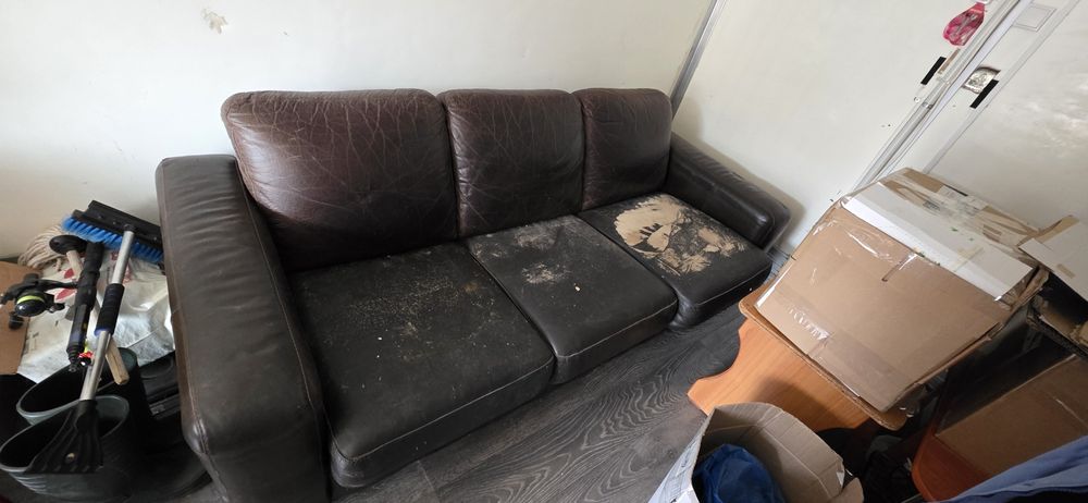 Canapea piele naturala extensibila mobexpert pret 600 lei .se face pat matrimonial este pe cadru metalic