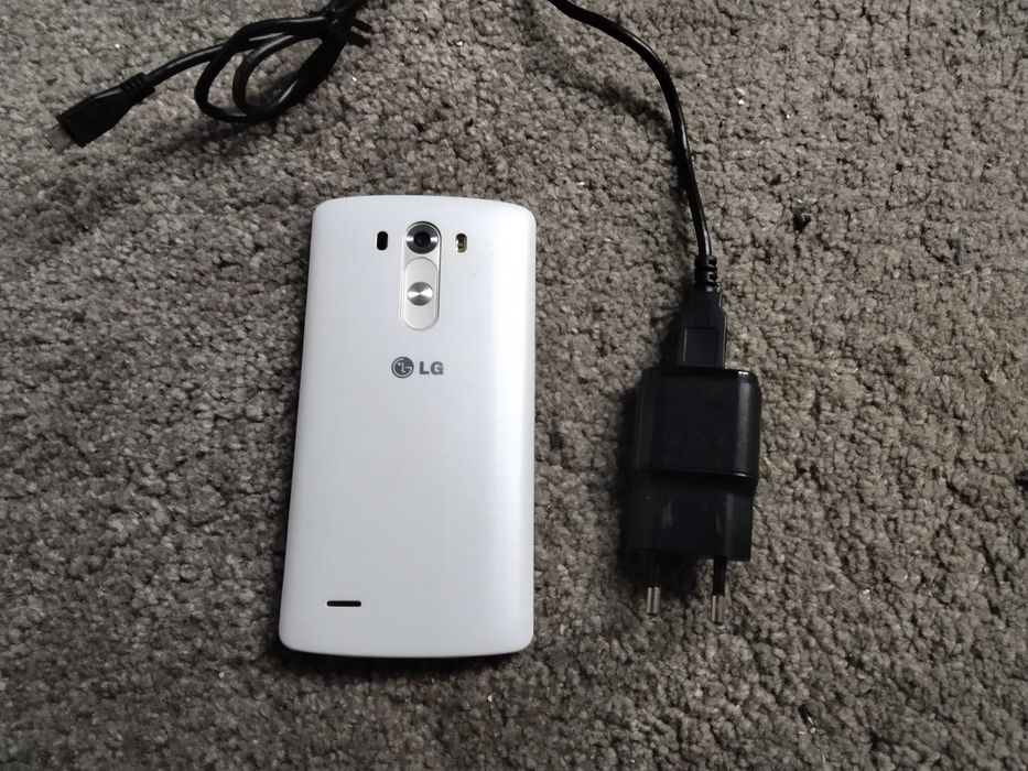 страхотен оригинален смартфон LG с оригинално зарядно и нова батерия