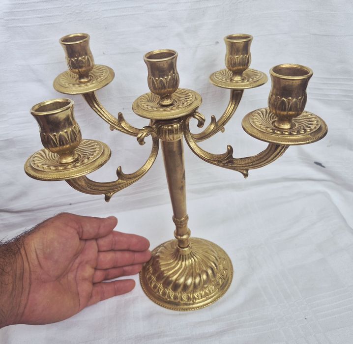 Sfeșnic cu 5 posturi vechi din bronz, 25cm, fabricat in Marea Britanie in anii 1970.