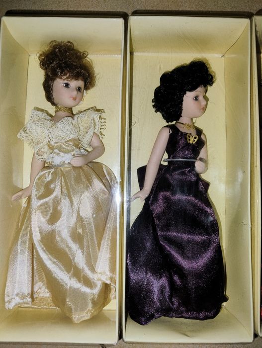 Păpuși de porțelan.