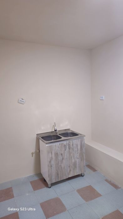 Guliston tumani 4- Mikro rayonda ishlab turga naturar bino sotiladi