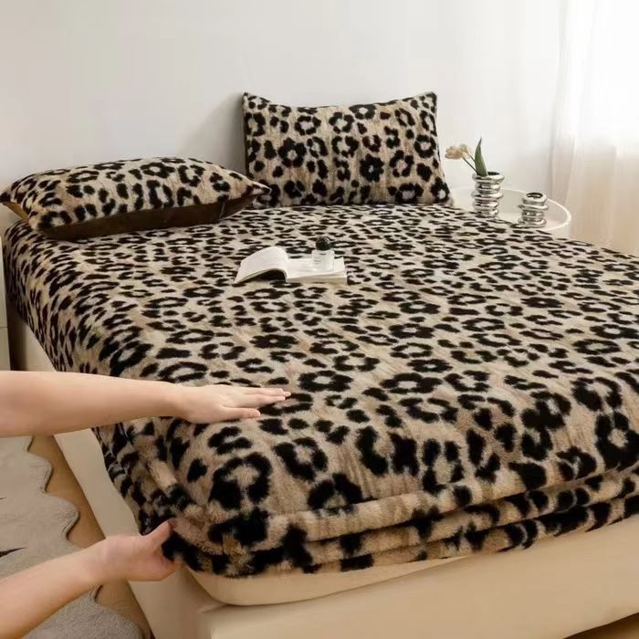 Huse Cu Elastic Si 2 Fete Din Blanita Artificiala De Iepure - Rabbit -