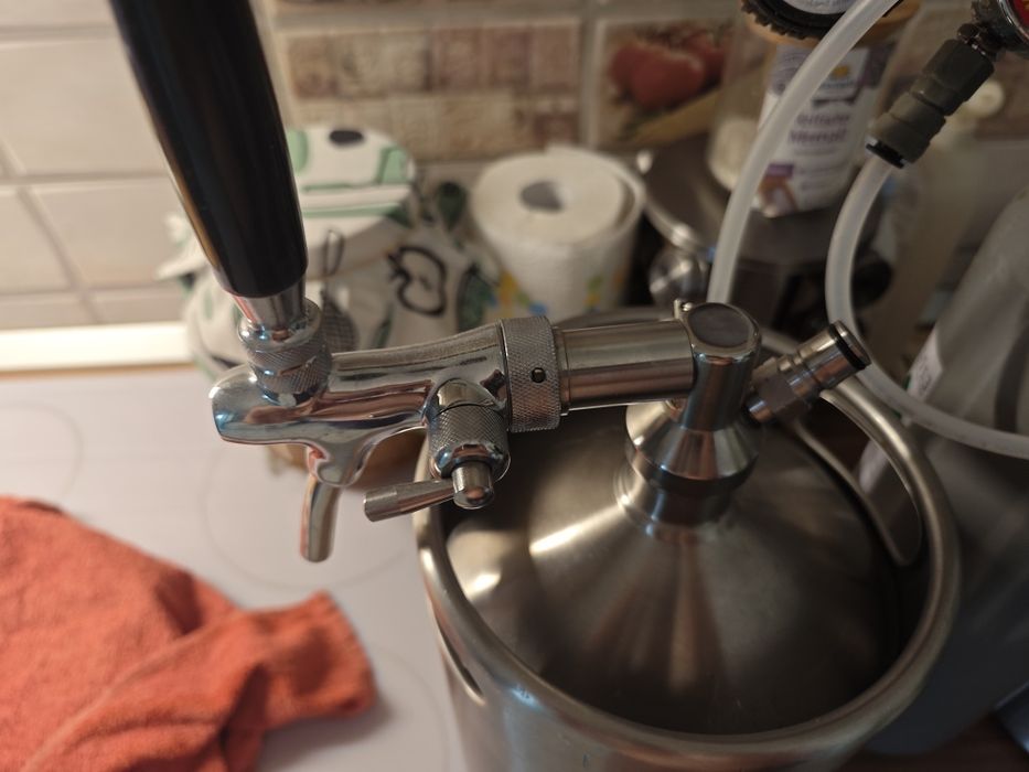 Vând sistem complet pentru carbonatare și servire bere, kombucha, kefir de apă, cidru, apă carbogazoasă și alte băuturi fermentate/carbogazificate.