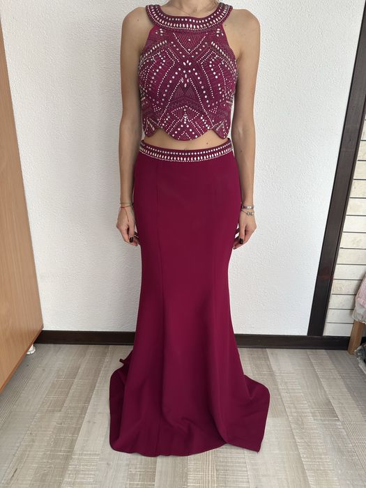 Бордо рокля с камъни