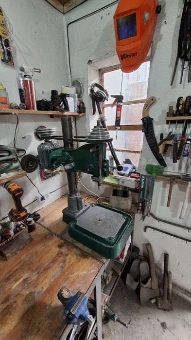 Сверлильный станок сотилади.Состояние отличное.Работает на 220вольт.