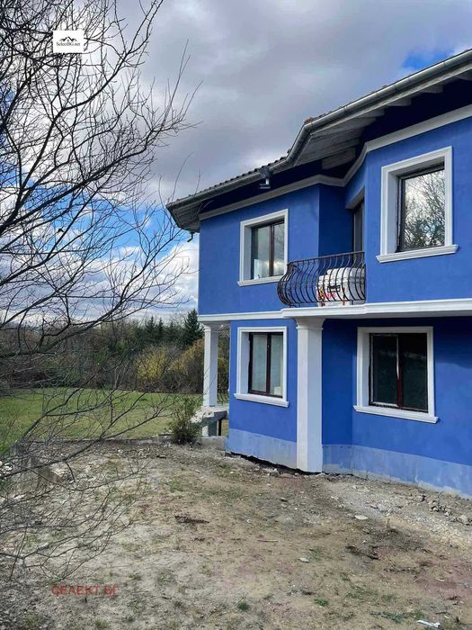 Масивна нова къща в с. Велчево