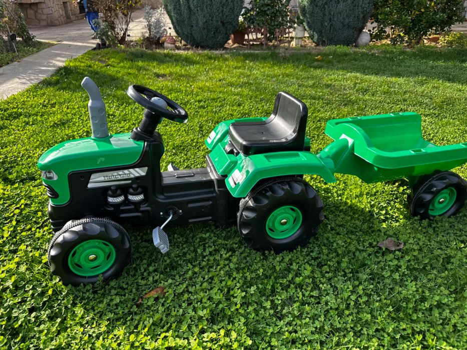 Чиста нов детски трактор с ремарке