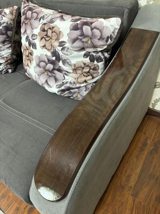 Диван серый с подушками угловой