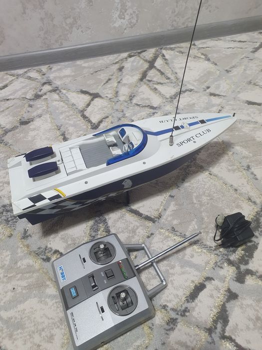 Радиоуправляемый катер с пультом управления и зарядным устройством