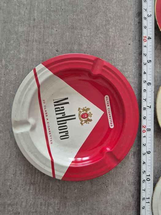 Scrumiere vechi, diferite mărci Winston, Camel, Marlboro