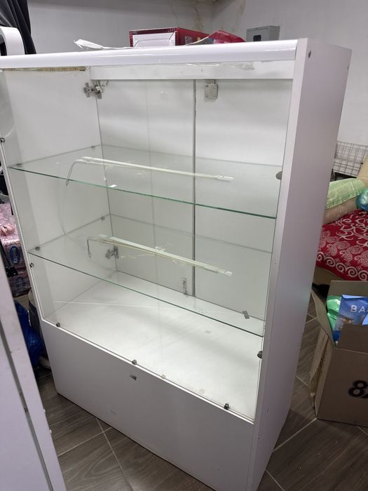 Продаются витринные стеллажи