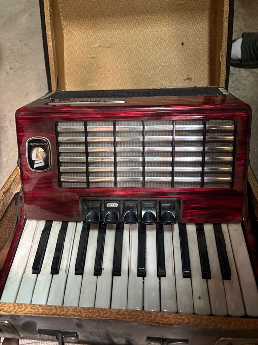Акордеон:продавам афтентичен акордеон