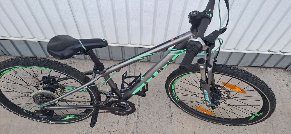 Bicicleta 24" Cube Race 240 Disc, pentru copii 8-12 ani.