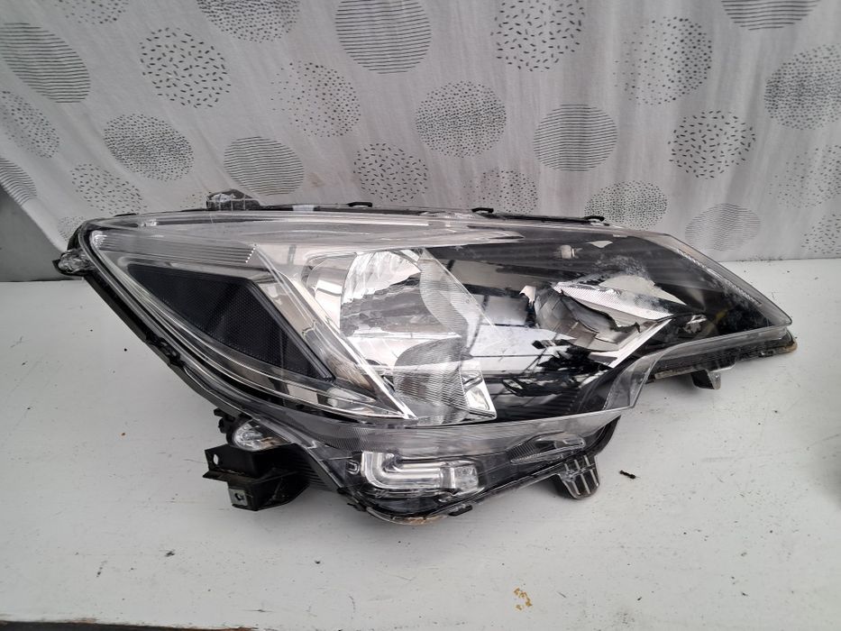 Фар Mitsubishi Spaсe star