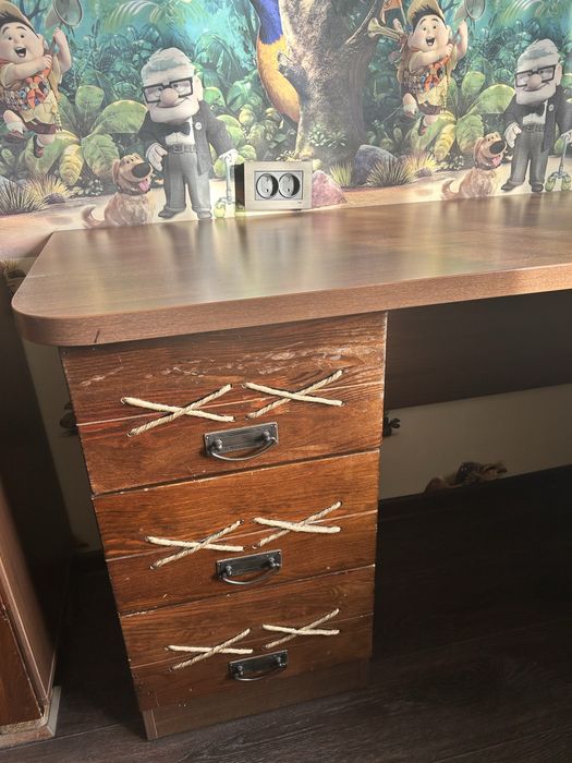 Письменный стол.