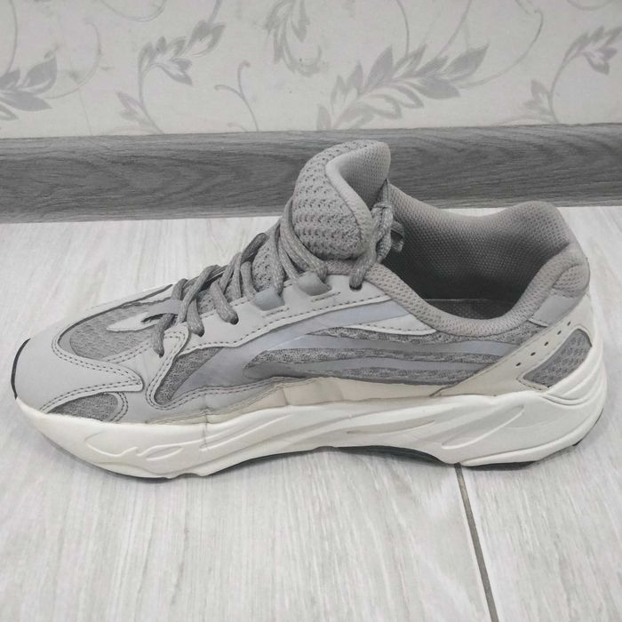 Крассовки Adidas yezzy