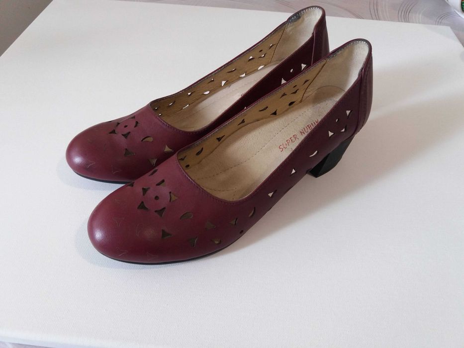 Дамски обувки с лазерна перфорация номер 39 изцяло от естествена кожа.