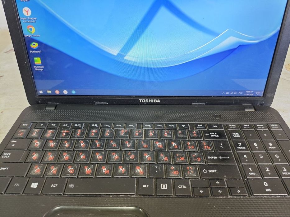 Ноутбук Toshiba старый