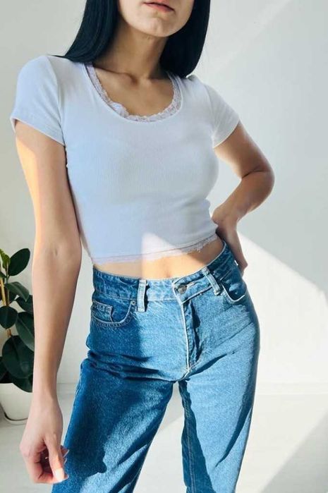 Къса дамска секси тениска с дантела на ръкавите