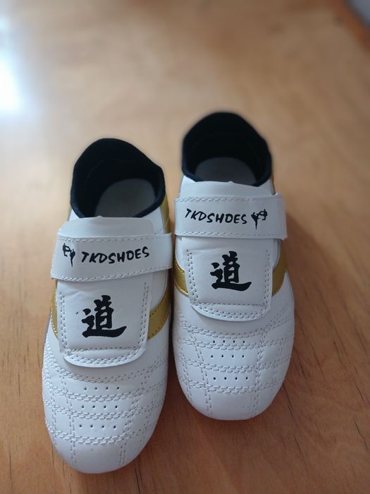 TKDSHOES taekwondo oyoq kiyimi sotiladi.