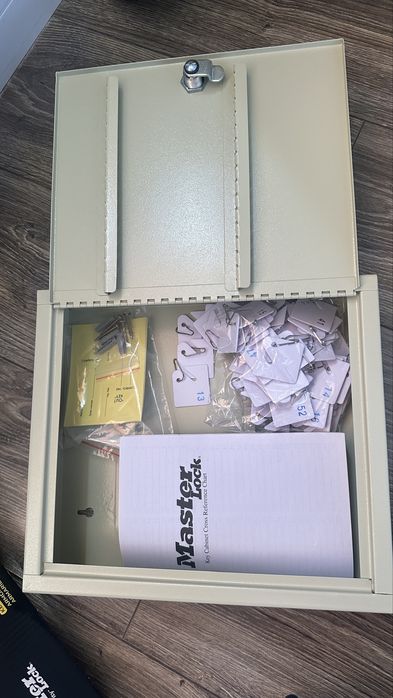 Металлический шкаф для ключей