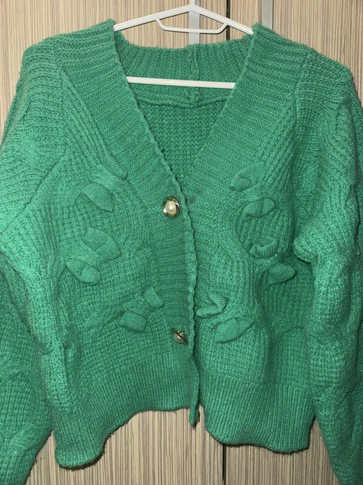 Зелена жилетка с панделки