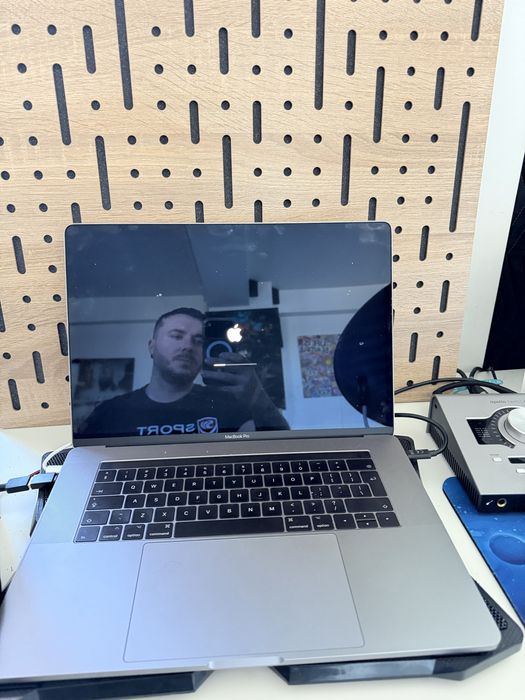 Mac Book  Pro  i7 (16 gb Ram, 4 gb Placa video etc