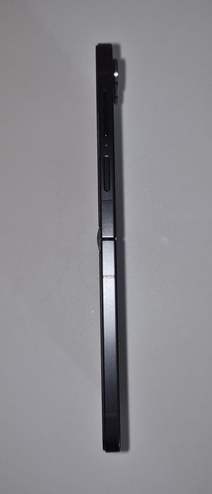 Samsung Z Flip7 256GB Jetblack | 650€ | 2.5 г. гаранция | 20 калъфа