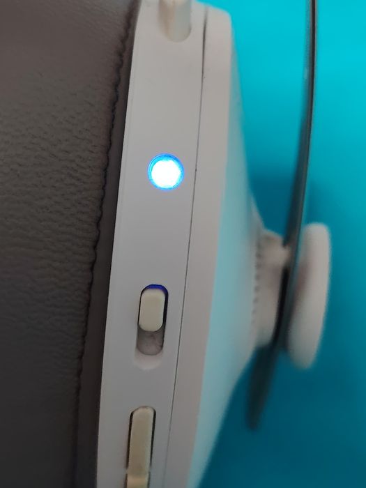 SENNHEISER MOMENTUM 3  Over-Ear, Wireless, Bluetooth, culoare alb cu crem, în stare bună de funcționare.