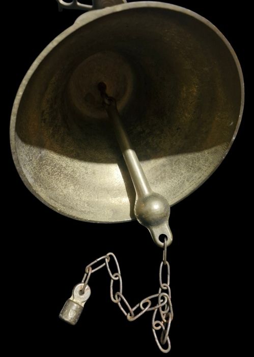 Бронзова Камбана За Врата