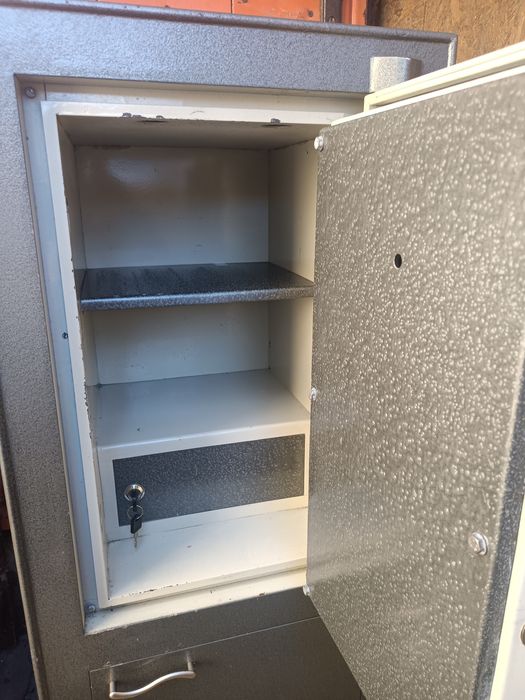 Каса сейф  огнеупорен с шифър и ключ