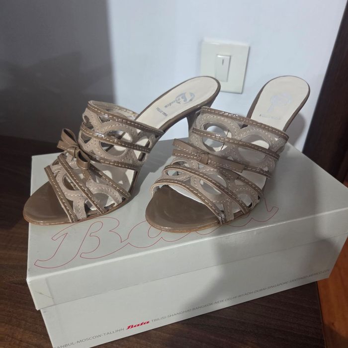 Vând papuci eleganți Bata