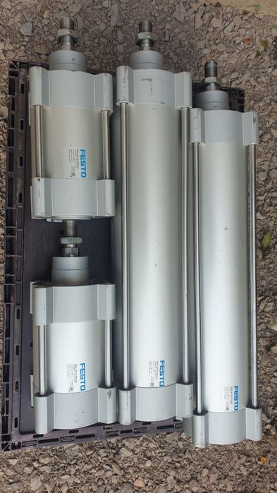 4 Cilindri pneumatici Festo