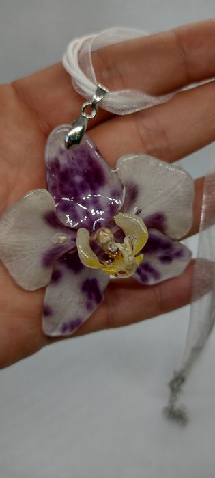 Колие с естествен цвят на орхидея.