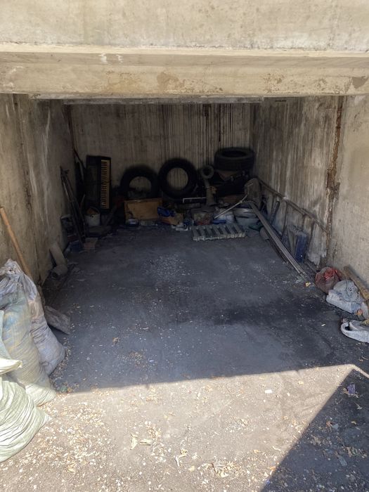 Пролам  типовой железо бетонный гараж в центре