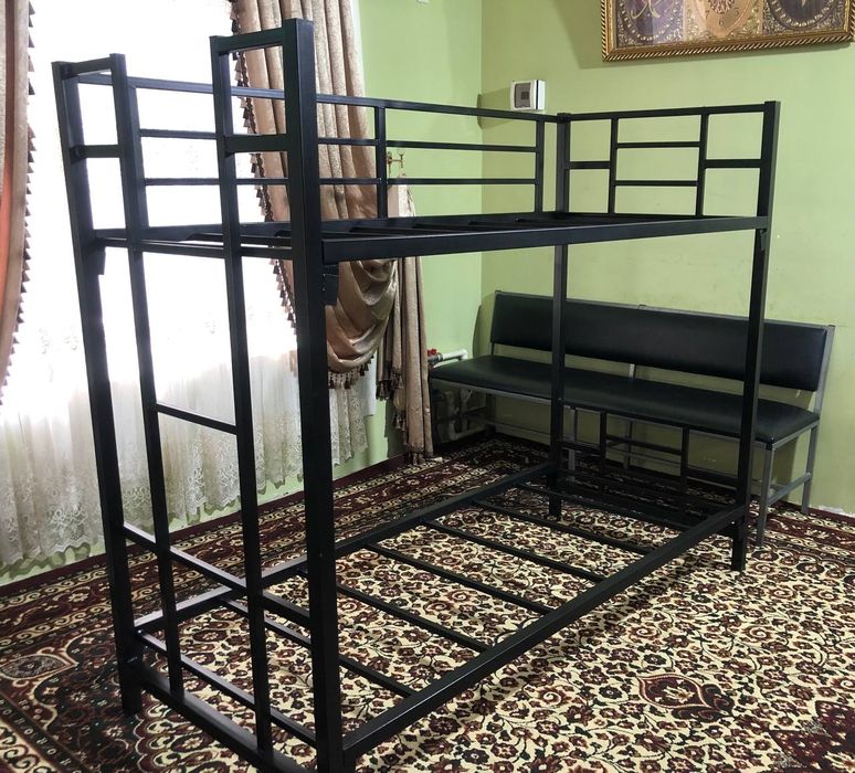 Металлическая кровать двух ярусов.