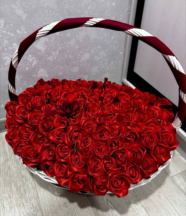 Атласные красные розы 101