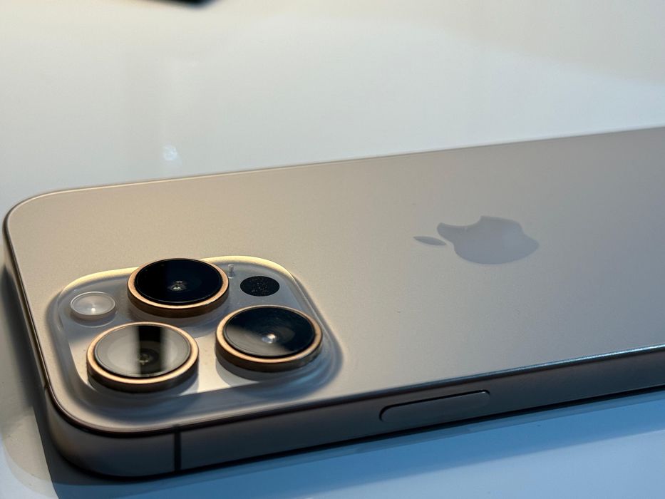 Iphone 16 pro max si Iphone 15 pro