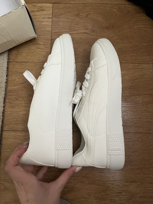 Продам женские белые кроссовки