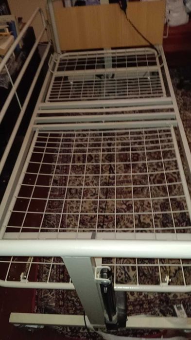 болнично електрически легло и помощна масичка