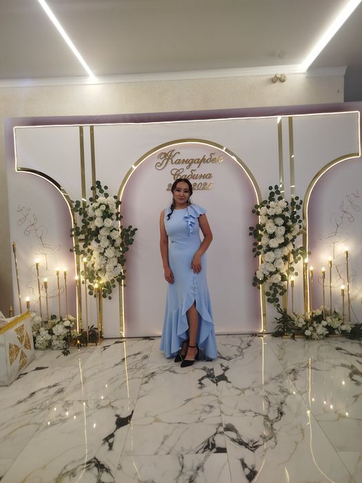 Платье голубое с вырезом