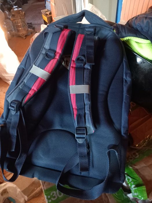 Vând  ghiozdan de școală pentru băieți