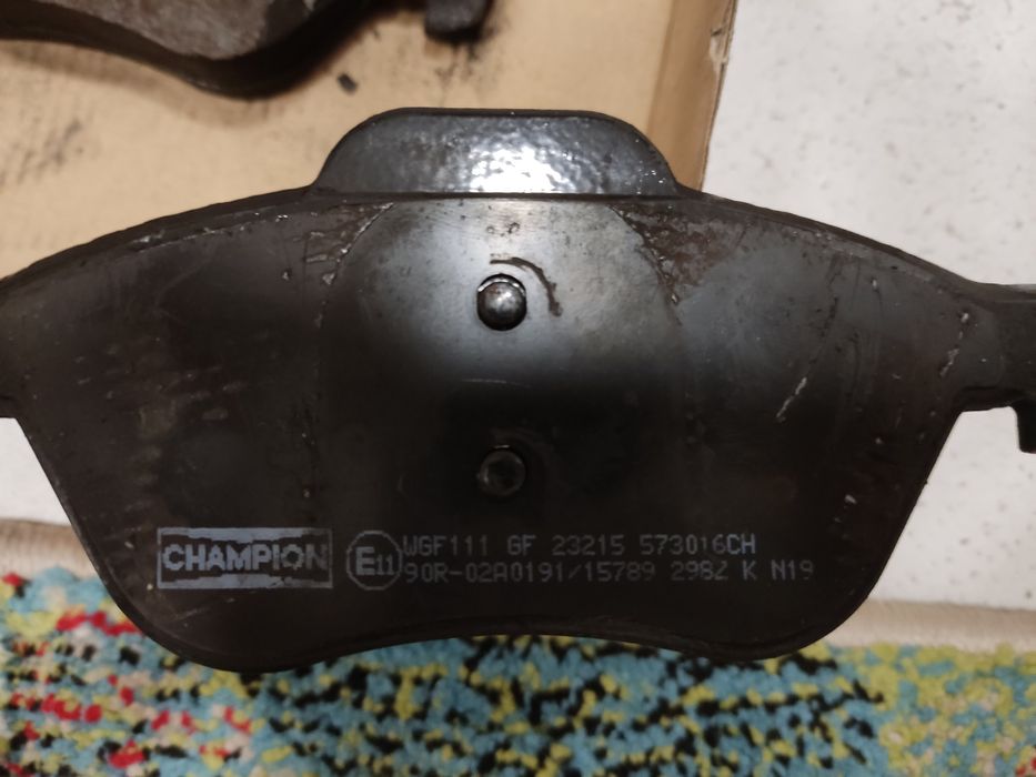 Предни спирачни накладки Champion 573016CH за Рено