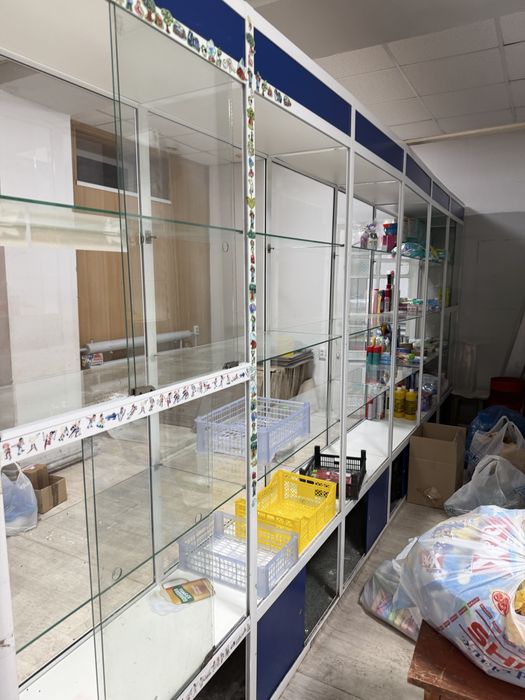 Продам витрину стеклянную недорого 4 метра