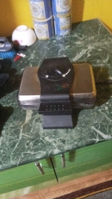 Вафельница робтает