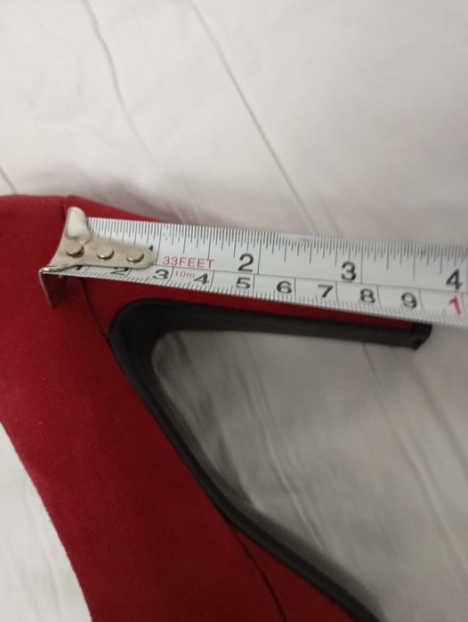 Pantofii scufitei roșii