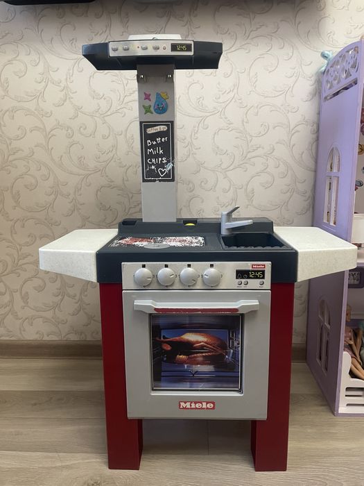 Кухня детская, с посудой. Со звуком включающего газа.