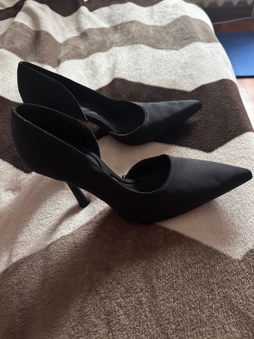 Vând pantofi Zara , sunt în stare foarte bună pe față . Au 2 purtari