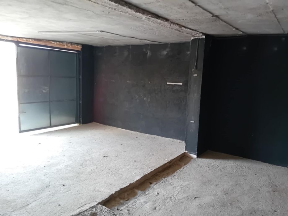 Garaj cu sup.30m2 + curte cu acces auto