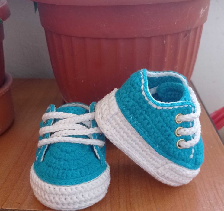 Плетени бебешки маратонки